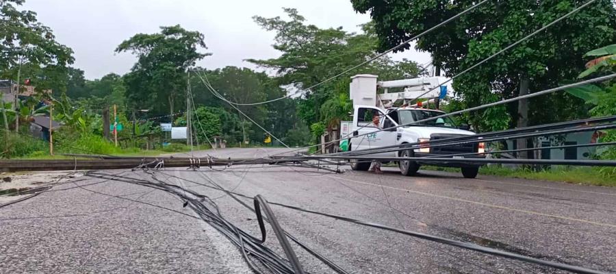 Auto choca contra postes y provoca cierre parcial en la Villahermosa-Nacajuca por más de 6 horas