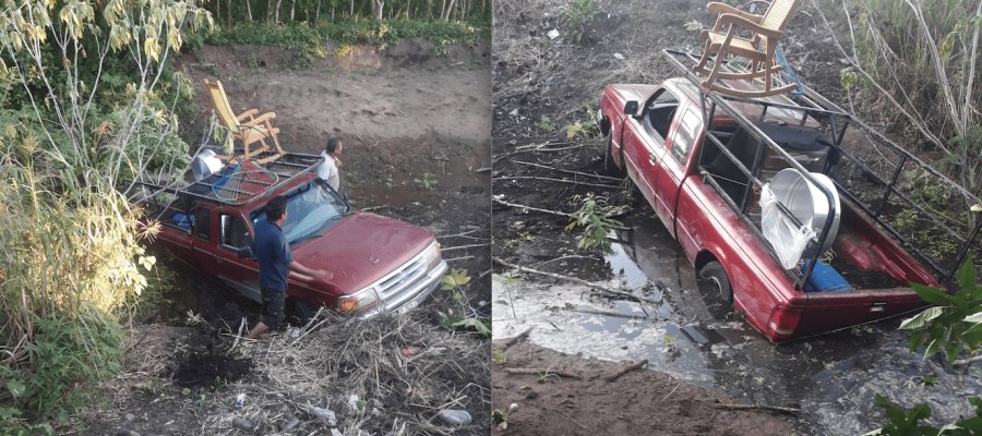 Auto se sale en la Villahermosa-Frontera
