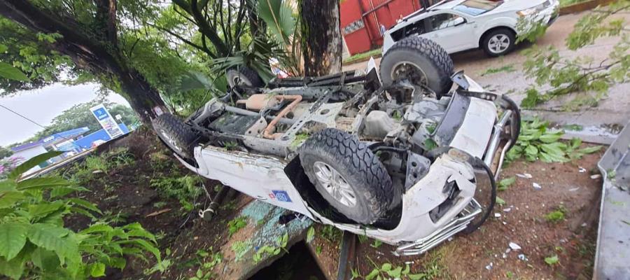Vuelca camioneta en bulevar Luis Donaldo Colosio
