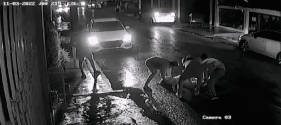 [VIDEO] Motociclista atropella a mujer en Bosques de Saloya; queda tirada en la calle