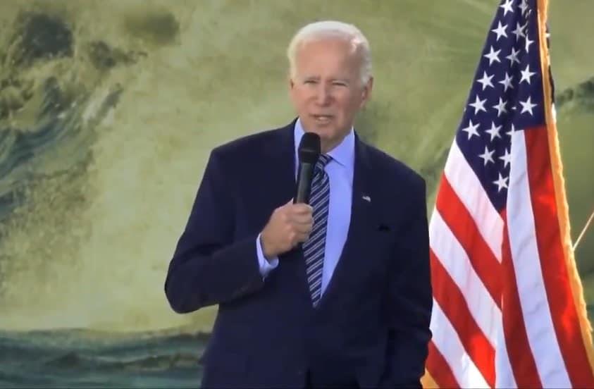 Joe Biden vuelve a cometer pifias en discurso público; se salta un milenio para la transición energética de vehículos 