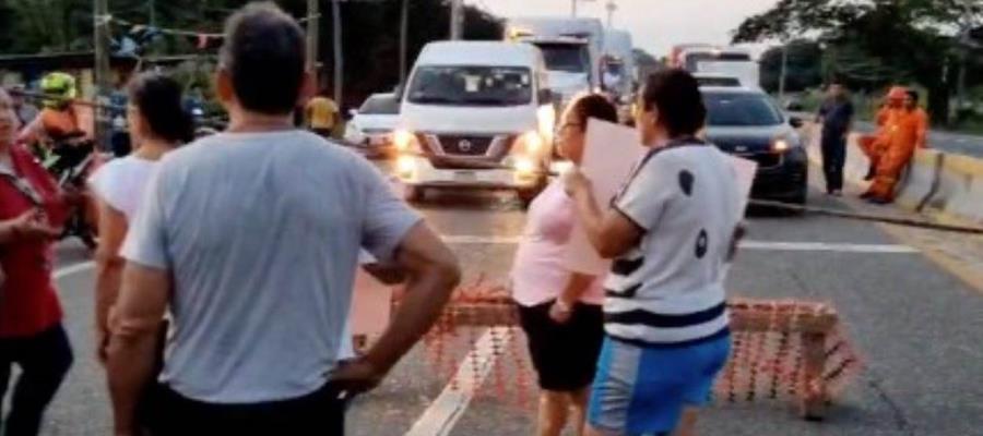 Pobladores de Quintín Arauz cierran la Comalcalco-Paraíso, en protesta tras estar 20 días inundados