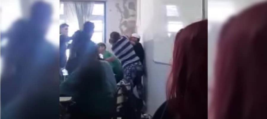 [VIDEO] Mamá irrumpe en salón de clases y se va contra alumno que hace bullying a su hijo