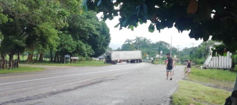 ¡Por esquivar a perrito! Conductor pierde el control y tráiler queda atravesado en la carretera en Centla ¡Por esquivar a perrito! Conductor pierde el control y tráiler queda atravesado en la carretera en Centla