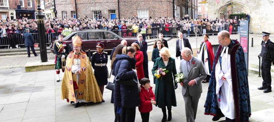 [VIDEO] Lanzan huevos al rey Carlos III; detienen a agresor