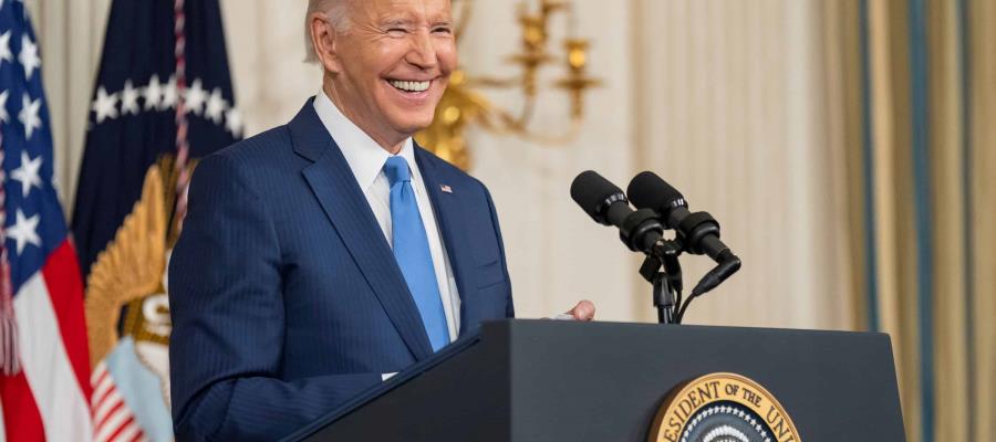 Biden celebra que EE. UU. libró la “marea roja” de los republicanos