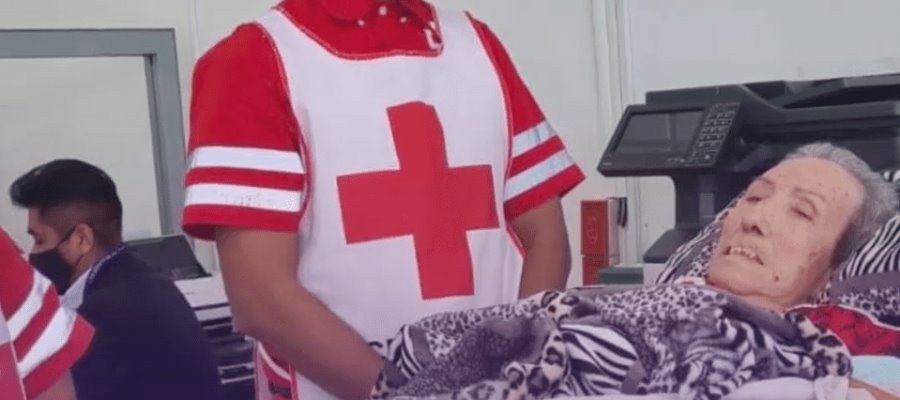 ¡En camilla! Banamex obliga a abuelita a presentarse para renovar tarjeta ¡En camilla! Banamex obliga a abuelita a presentarse para renovar tarjeta