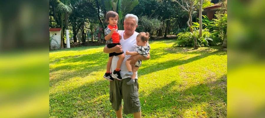 Presume AMLO foto con sus nietos desde Palenque, previo a su cumpleaños