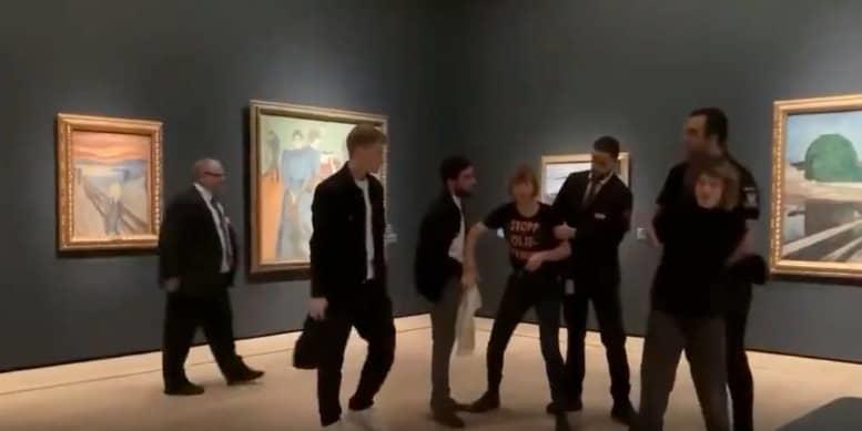 Detienen a activistas por intentar “pegarse” al cuadro “El Grito” Detienen a activistas por intentar “pegarse” al cuadro “El Grito”