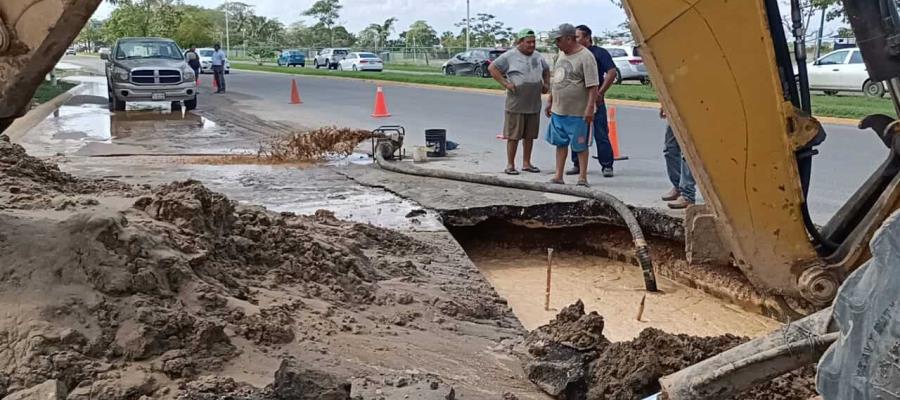 Repara SAS fuga de agua en el bulevar Bicentenario