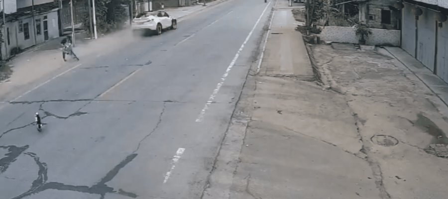 [VIDEO] Auto Tesla “enloquece” en China, deja 2 personas muertas