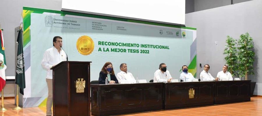 Reconoce UJAT a los 26 mejores trabajos de tesis del 2022