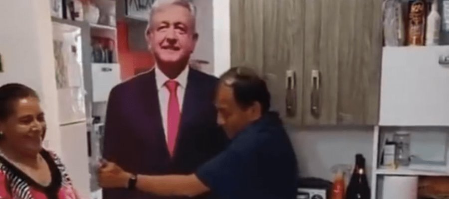 Hombre festeja su cumpleaños con un AMLO a tamaño real