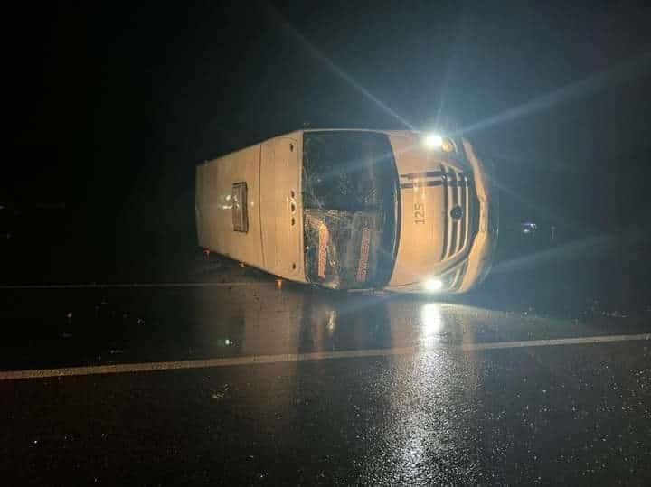 Vuelca camión de pasajeros en la Comalcalco-Paraíso
