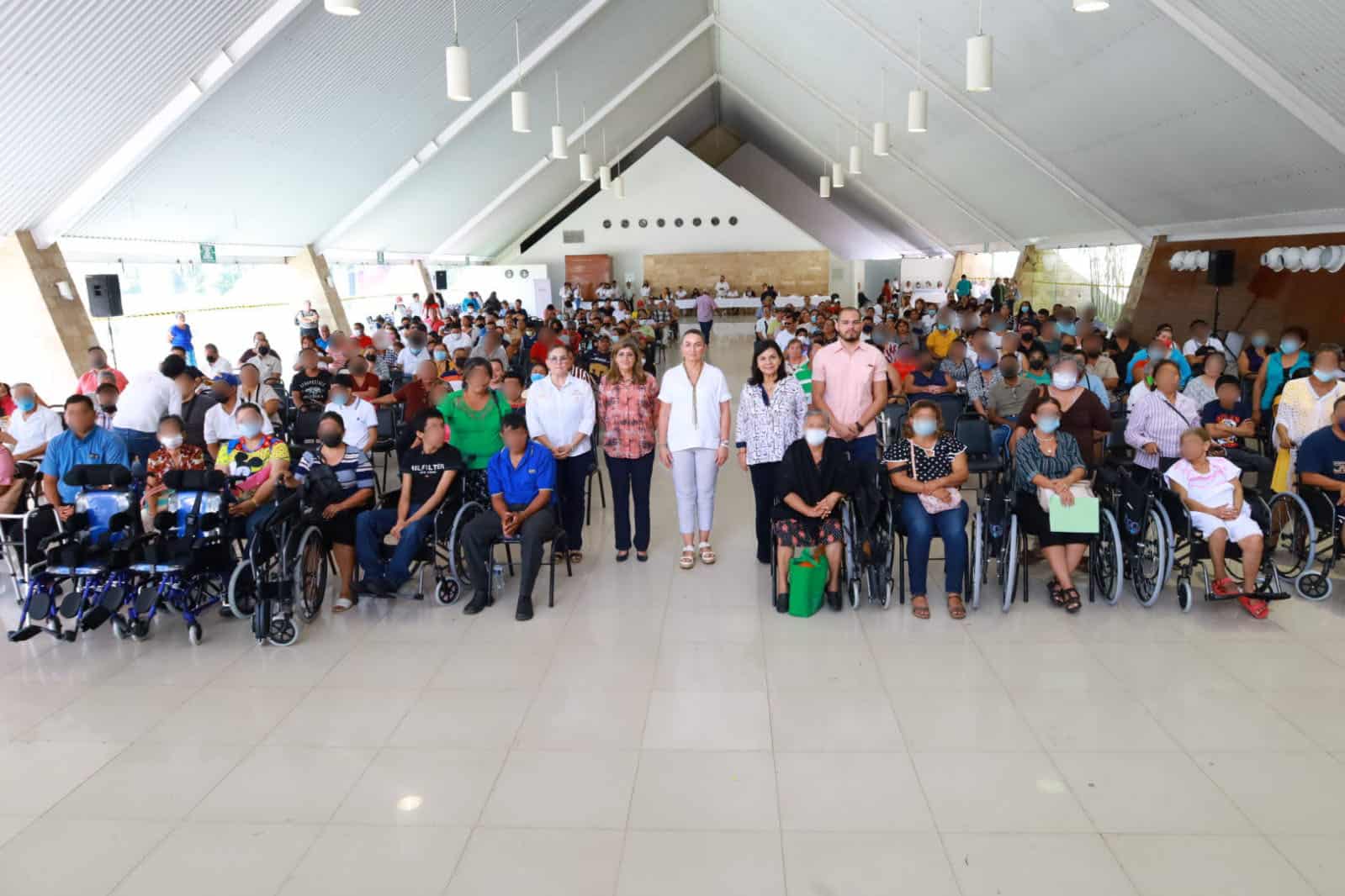 Entregan DIF y Centro equipos de movilidad a personas discapacitadas