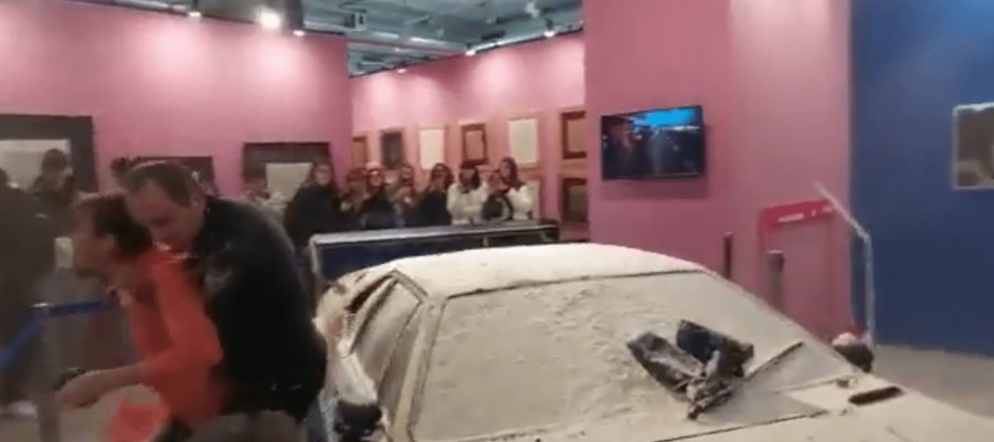 [VIDEO] Cubren con harina automóvil de Warhol exhibido en Milán