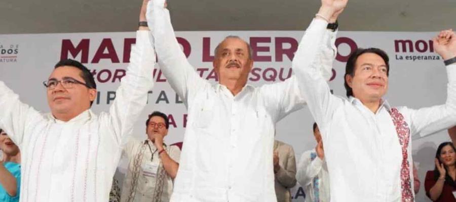 Rinde Mario Llergo informe con todo y levantada de mano al grito de ¡Gobernador!