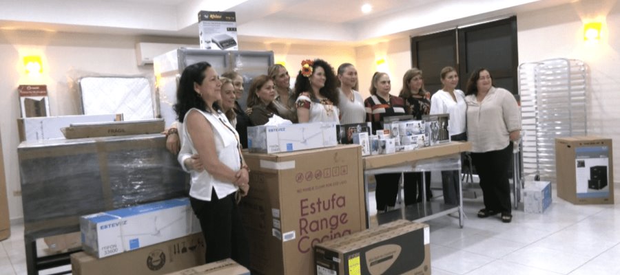 Entregan donativos al DIF del evento “Orgullosamente Tabasqueña” Entregan donativos al DIF del evento “Orgullosamente Tabasqueña”