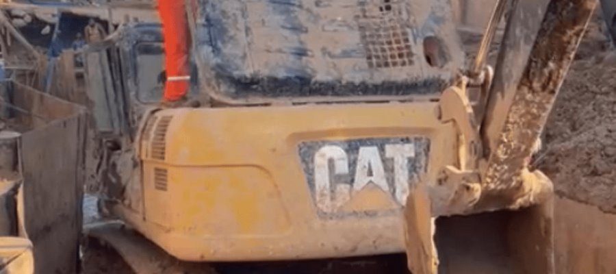 Luego de 6 días logran sacar retroexcavadora atascada en Ruiz Cortines