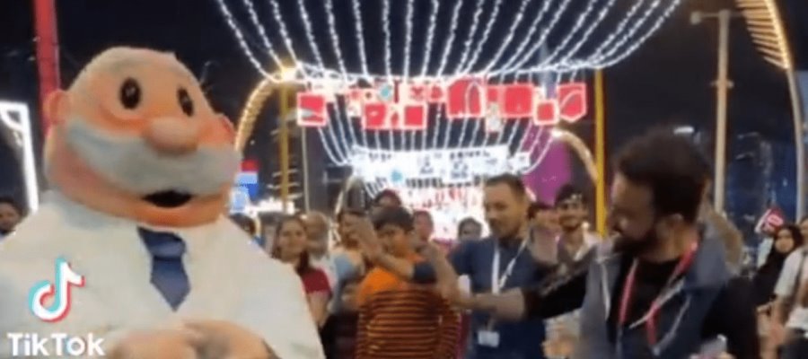 Llega Dr. Simi a Qatar para apoyar a México; gente lo recibe con euforia