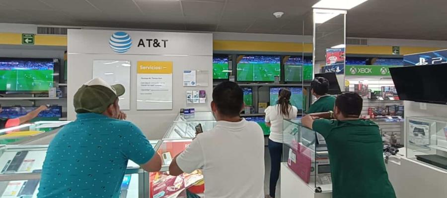 Tabasqueños viven la emoción del encuentro de México-Argentina, desde la calle