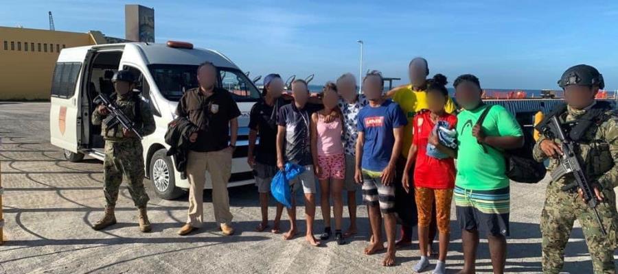 Rescatan a 8 migrantes cubanos en Yucatán; iban a la deriva en el mar