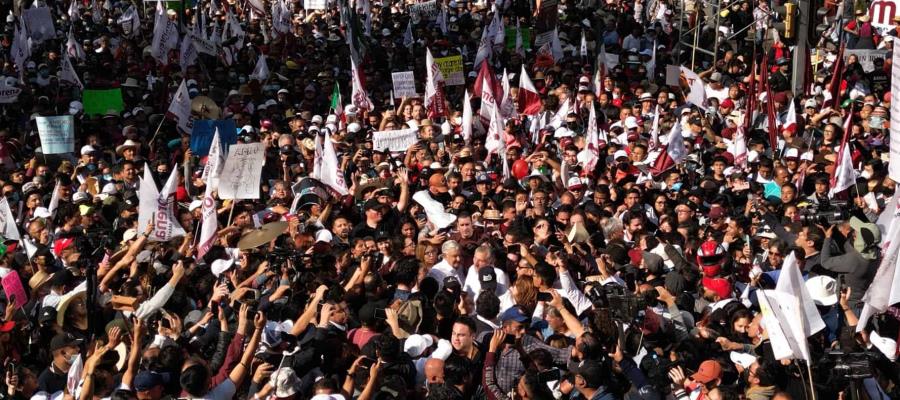 ¡Moviliza AMLO a 1.2 millones! Entre simpatizantes marcha 5 horas al Zócalo