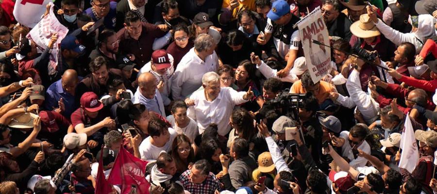 Amor con amor se paga, resalta AMLO convocatoria a su marcha; destaca la presencia de jóvenes