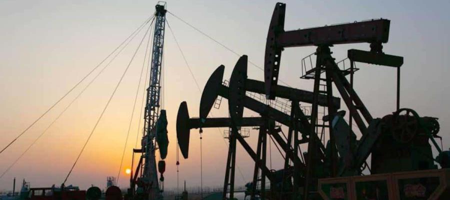 Barril de petróleo registra su precio más bajo desde 2021