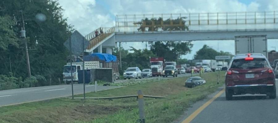 Vuelca camioneta cargada de plátano en la entrada a Cucuyulapa