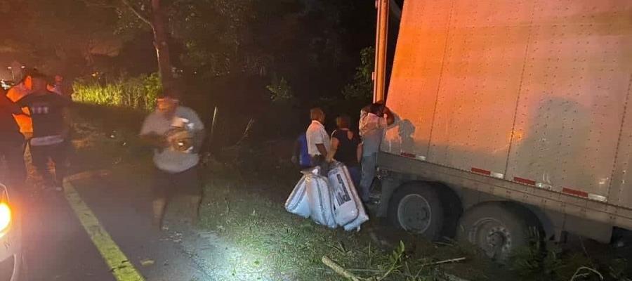 Rapiñan tráiler cargado de productos para bebé en la Cárdenas-Villahermosa