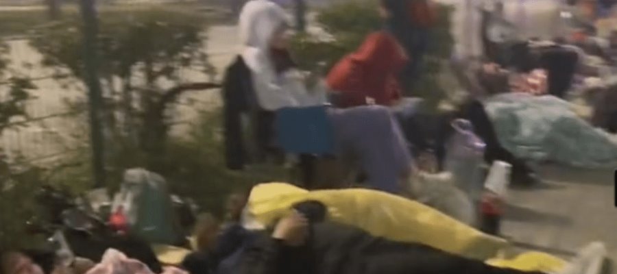 Fans de Bad Bunny se forman desde un día antes para entrar a concierto en Monterrey