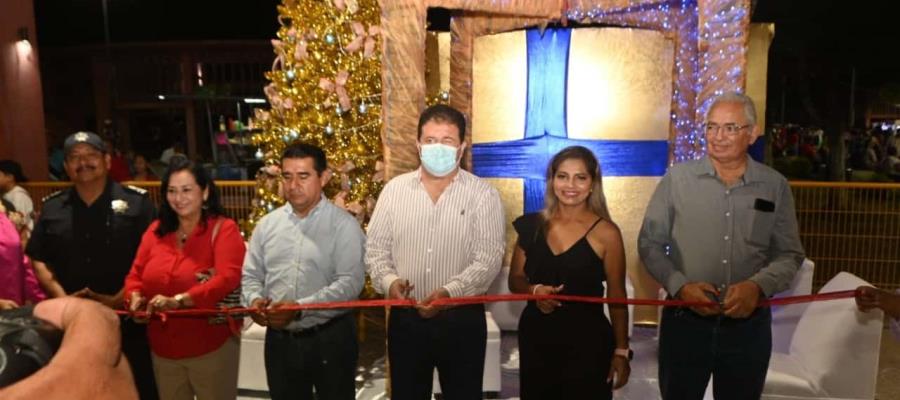 Encienden árbol navideño de 10 metros en Huimanguillo  