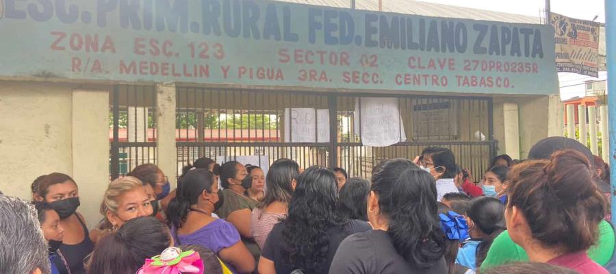Cierran padres de familia escuela en Medellín y Pigua por suspensión de maestro Cierran padres de familia escuela en Medellín y Pigua por suspensión de maestro