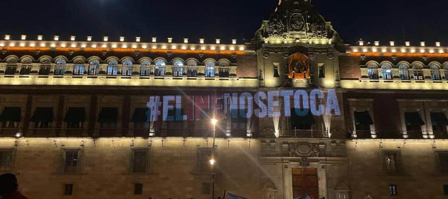 Proyectan en fachada de Palacio Nacional la frase “El INE no se toca”, tras revés a reforma electoral