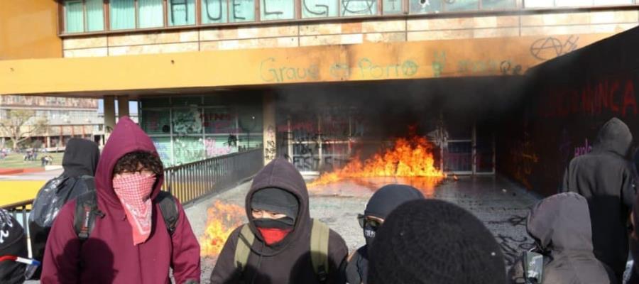 Encapuchados roban equipo en oficinas de la UNAM y vandalizan CU