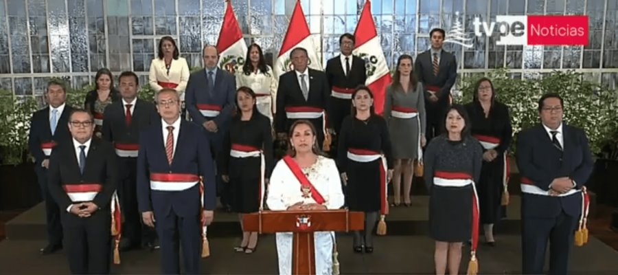 Nueva presidenta de Perú toma juramento a su gabinete