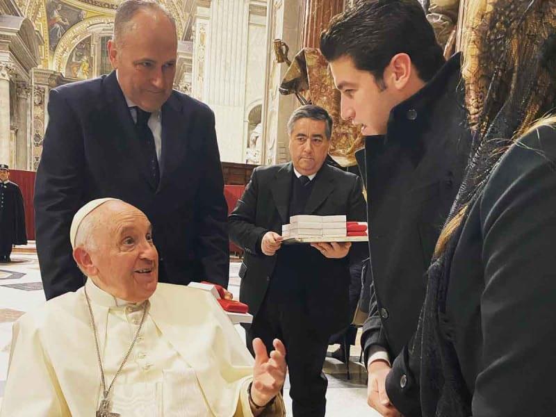 Samuel García va al Vaticano; recibe regalo del Papa Francisco