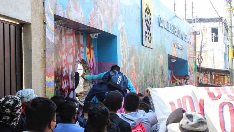 Normalistas de Ayotzinapa causan destrozos en oficinas del PRD en Chilpancingo 