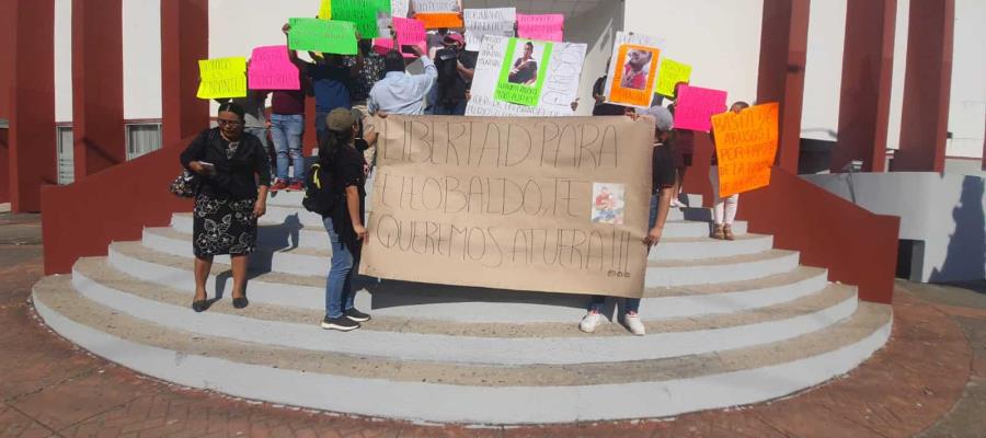 Protestan pochimovilistas de Tierra Colorada en FGE; acusan detención ilegal de líder