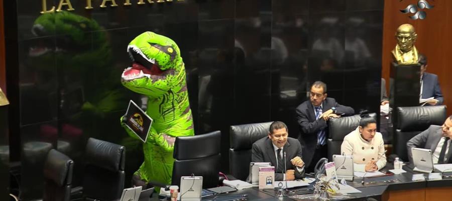 Irrumpe ‘dinosaurio’ en el Senado; era Xóchitl Gálvez protestando