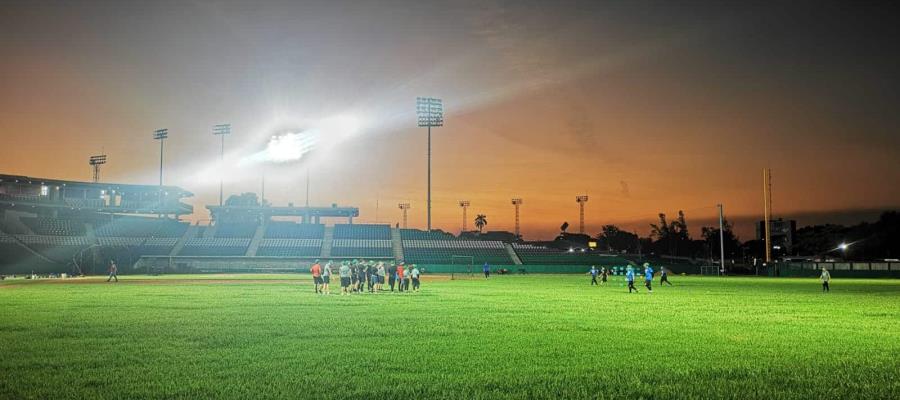 Nuevo Centenario con luminarias que se usan en estadios de Grandes Ligas