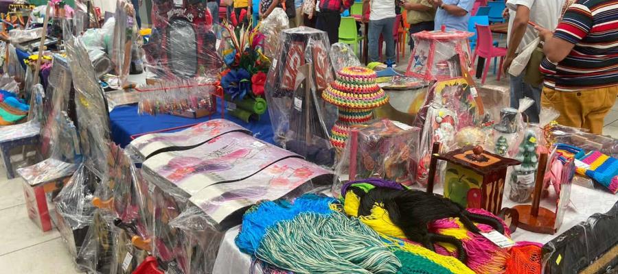 Reos expositores, venden sus creaciones en plazas de Villahermosa Reos expositores, venden sus creaciones en plazas de Villahermosa
