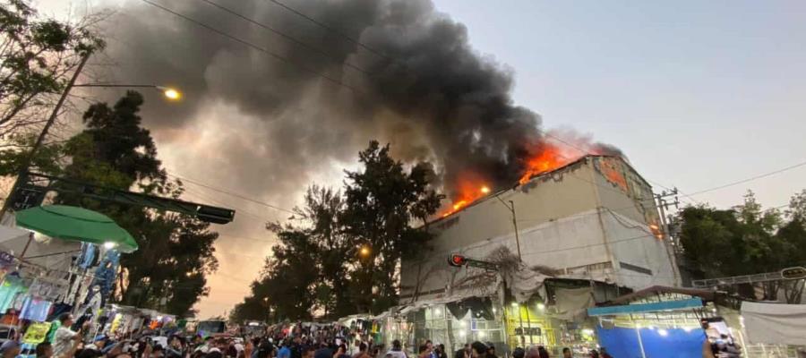 Se incendia bodega de tenis en el barrio de Tepito; no hay lesionados