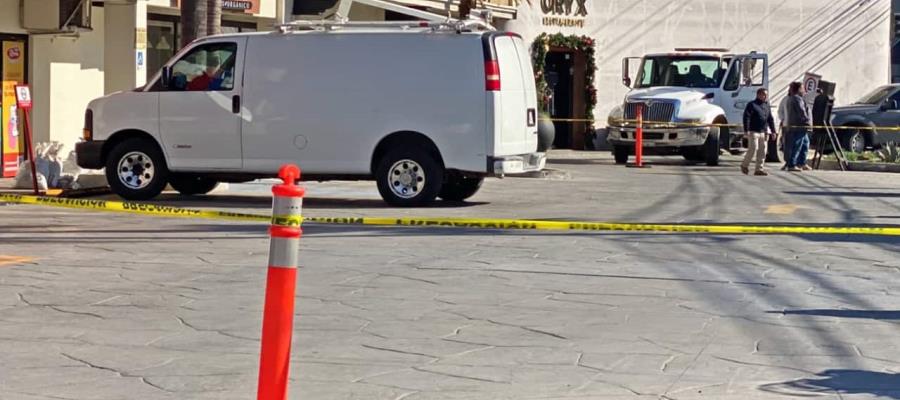 Abandonan 6 cuerpos al interior de una camioneta en plaza de Tijuana