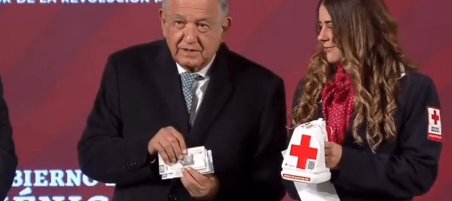 Se une AMLO a colecta anual de Cruz Roja; dona 1,700 pesos