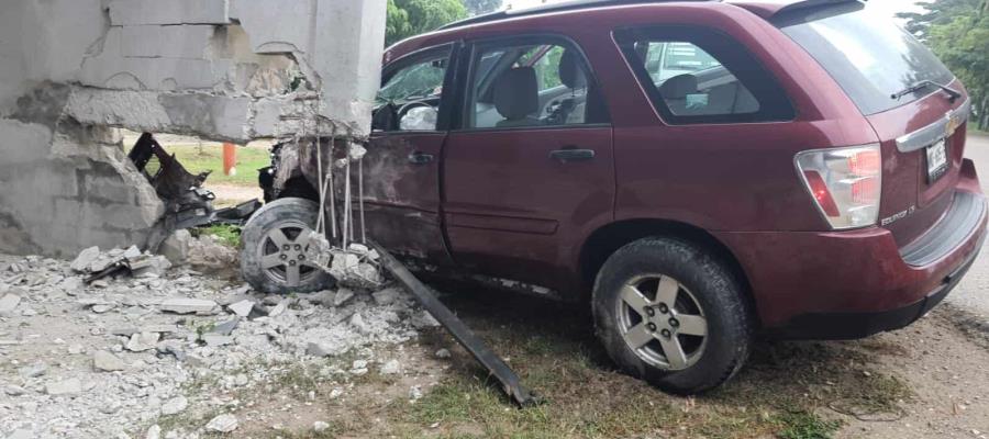 Pierde el control y choca contra una barda en la Villahermosa-Nacajuca
