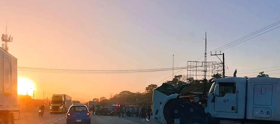 Familia que viajaba de Veracruz a Tenosique, choca y una mujer pierde la vida