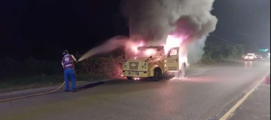 ¡Se les iba a quemar el dinero! Camioneta de valores se incendia