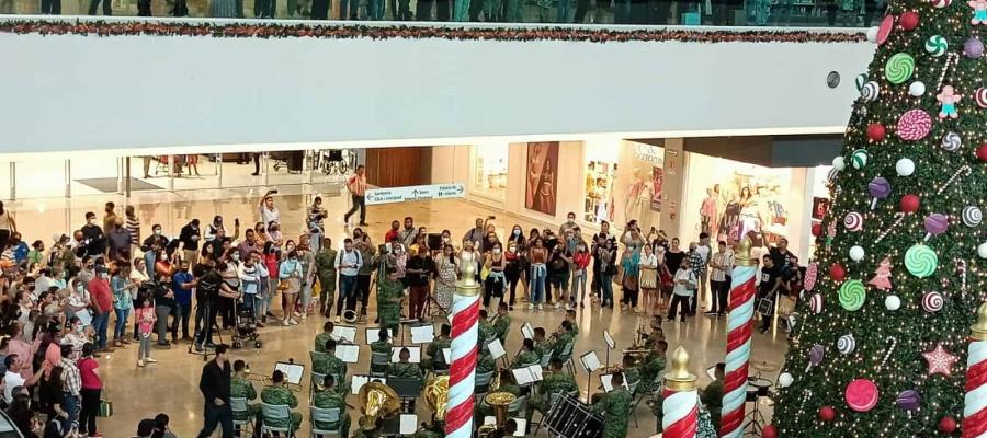 Familias tabasqueñas disfrutan de la banda de música del Ejército en Plaza Altabrisa